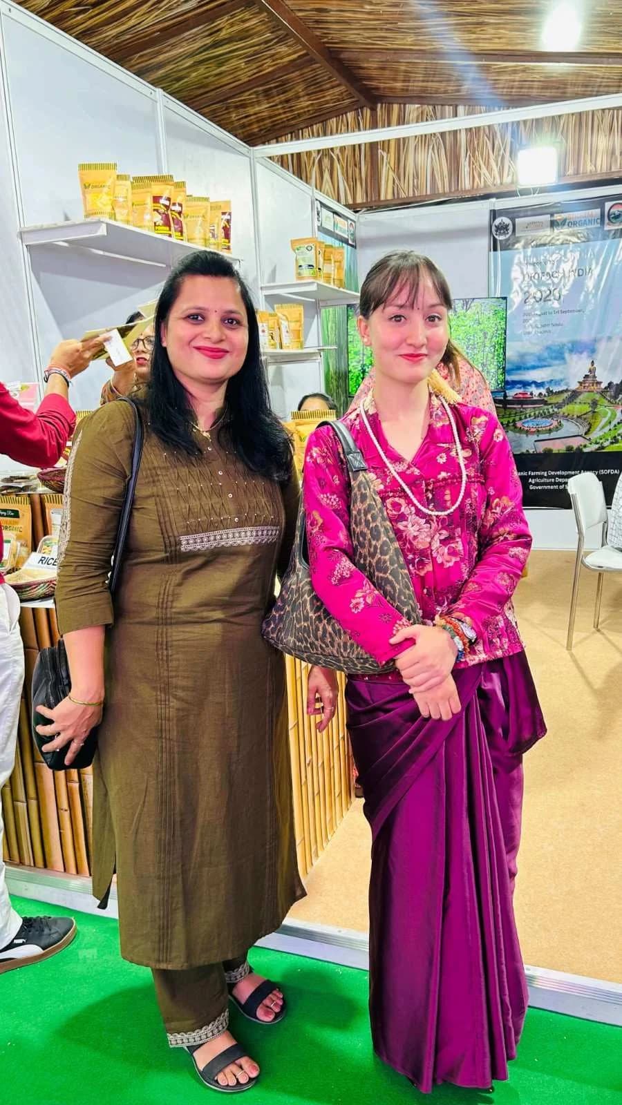 A conversation at the organic food exhibition