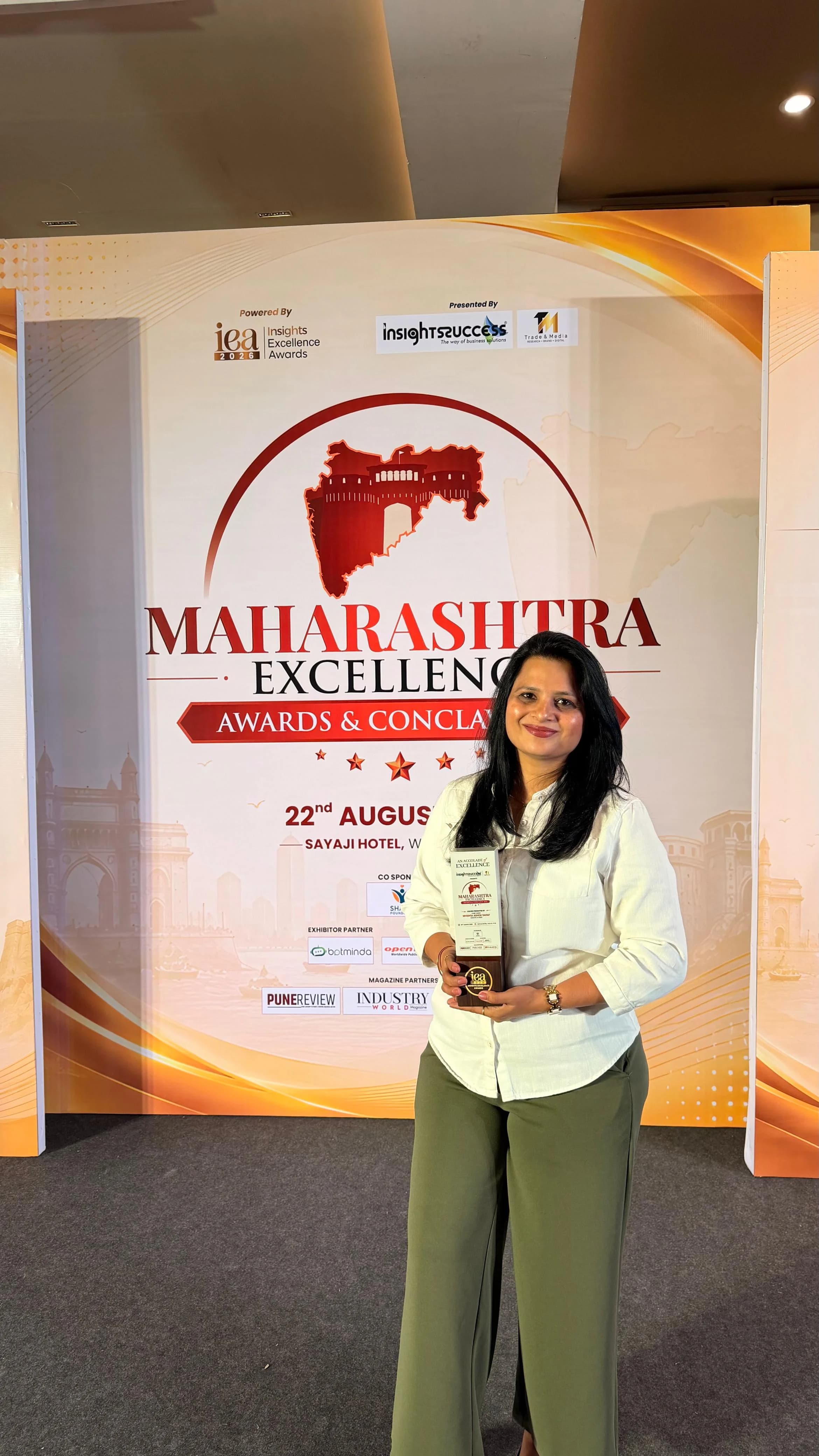 Me & Organic founder with a Maharashtra Excellence Award